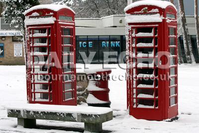 Snow finally hits Poole with constant snow fall over night into Thursday .... a winter scene in Poole Park.