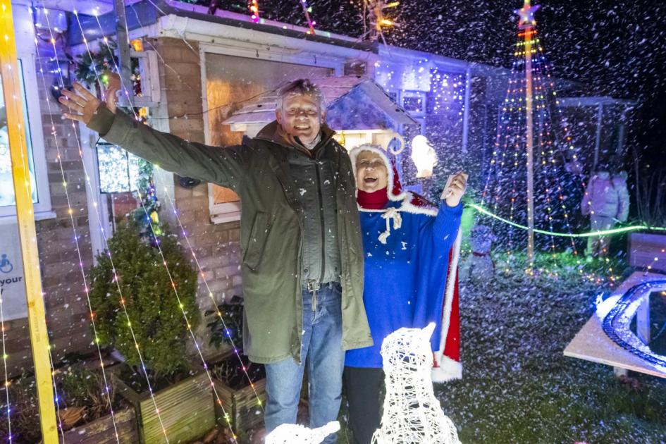 Martin Clunes switches on Christmas lights, Bradpole | Bridport and Lyme Regis News 
