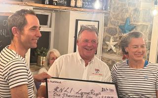 Beachfront restaurant raises £1,000 for charity that saves lives at sea